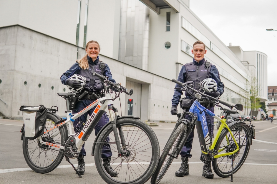 E-Bike-Polizistin und E-Bike-Polizist
